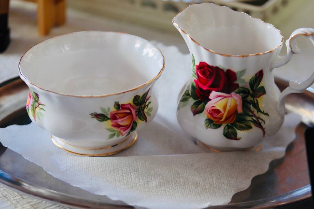 Milch und Zuckerset Weiss mit Goldrand und Rosen