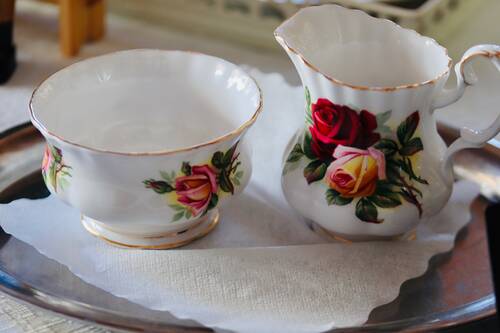Milch und Zuckerset Weiss mit Goldrand und Rosen