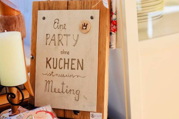 Altholzschilder mit Steinplatten